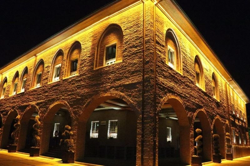 Camiler açıldı, vatandaşlar Ankara Hacı Bayram Camisinde sabah namazı kıldı
