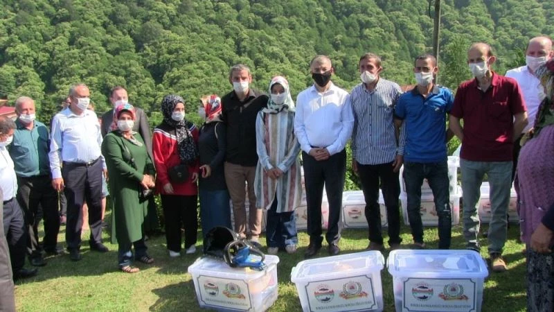 Artvin’de çay üreticilerine şarjlı çay toplama makinesi ve ekipmanları dağıtıldı
