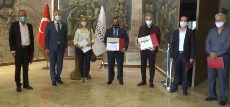 Salgın sürecinde gönüllü görev alan Suriyeli doktorlara plaket verildi
