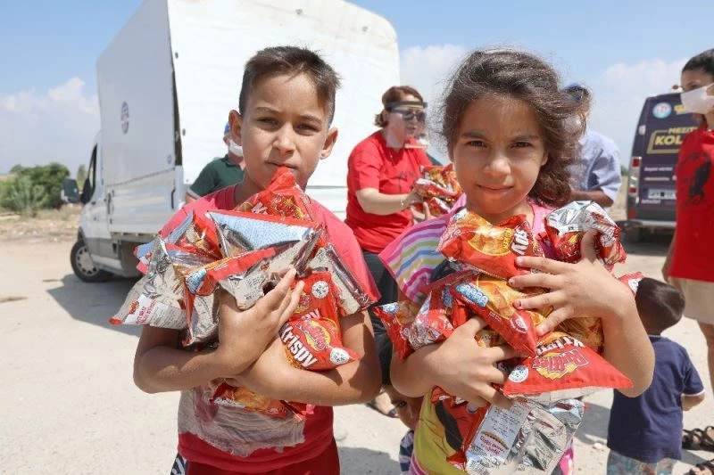 Mezitli’de çocukların karne hediyesi şekerleme ve cips
