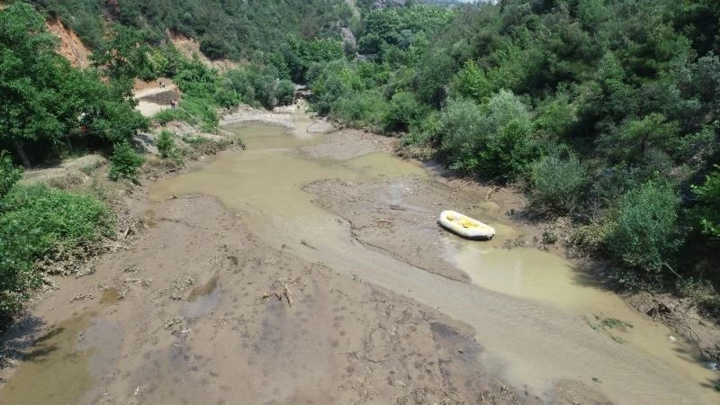 Balık adamlar selde kaybolan kızı arıyor
