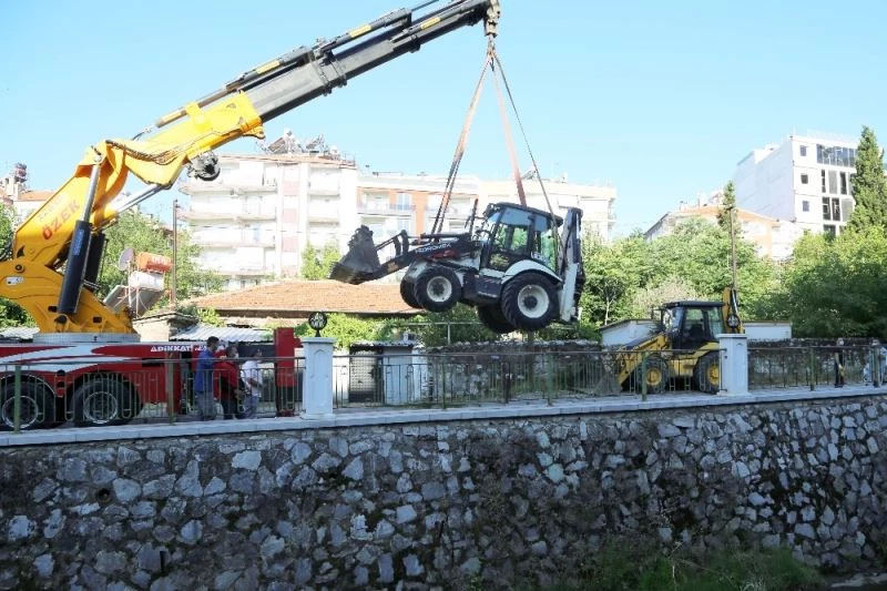 Kepçeler vinç yardımı ile dereye indirilip temizlik çalışması başlatıldı
