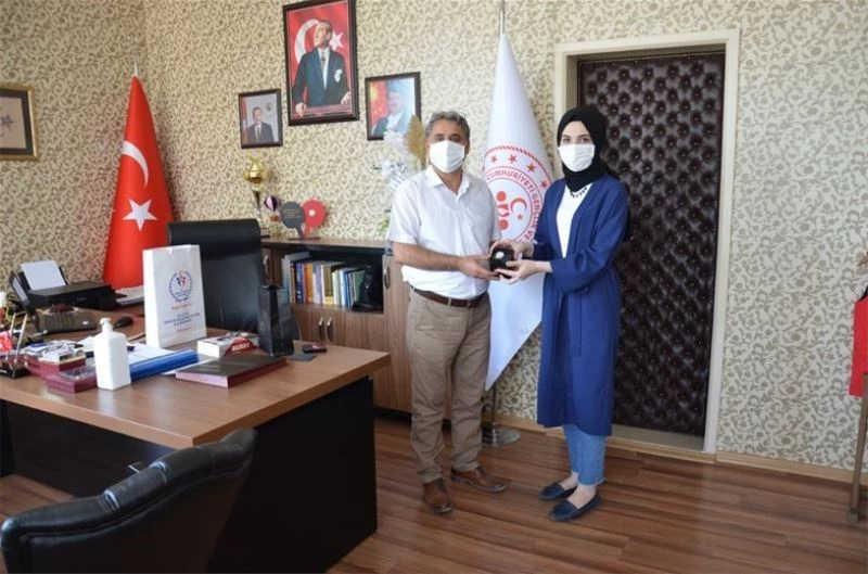 Başarılı gençlik liderine hediye
