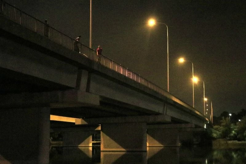 ’Kul hakkı yedim’ deyip nehre atlamaya çalışan şahsı polis kurtardı
