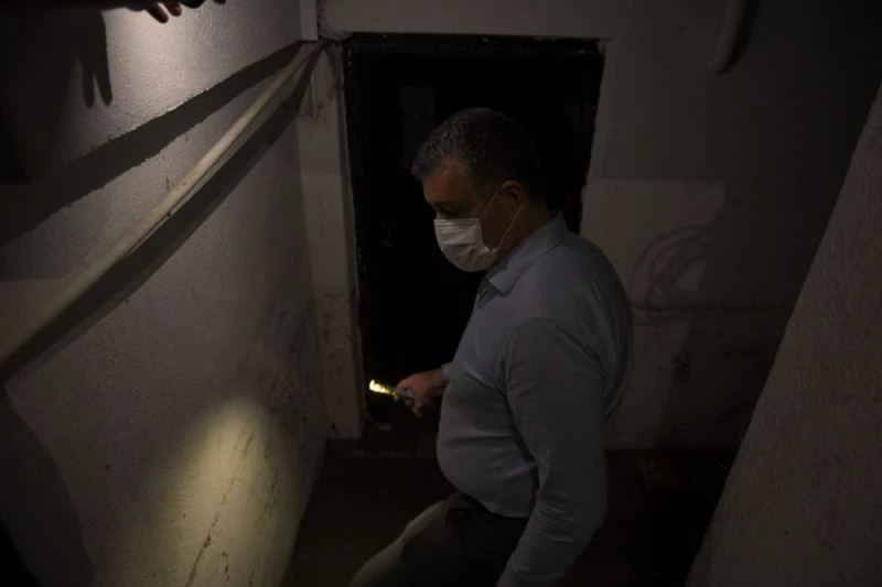 Başkan Bozkurt su basan bodrum katlarını inceledi
