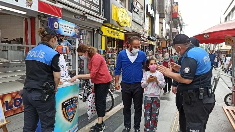 Düzce’de miniklerin maskelerini polis abi ve ablaları verdi
