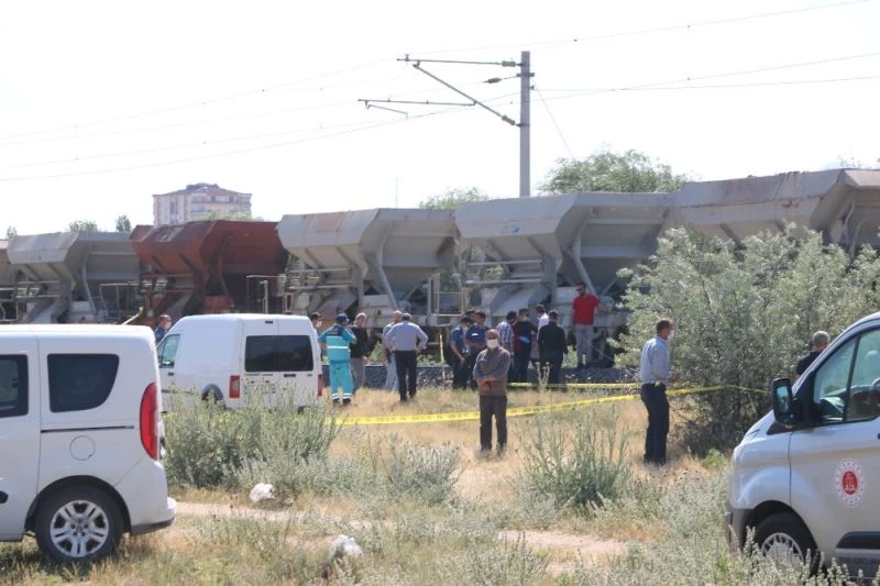 Yük treninin çarptığı adam öldü
