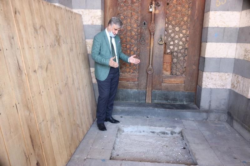 456 yıllık cami definecilerin hedefi oldu
