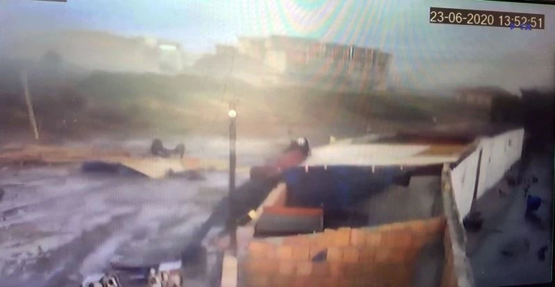 Hayvan barınağındaki kulübe ve kafesler böyle uçtu
