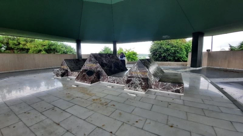 Yassıada Kararları’nın “yok” sayılmasının ardından maktul ile katil’in mezarları böyle görüntülendi
