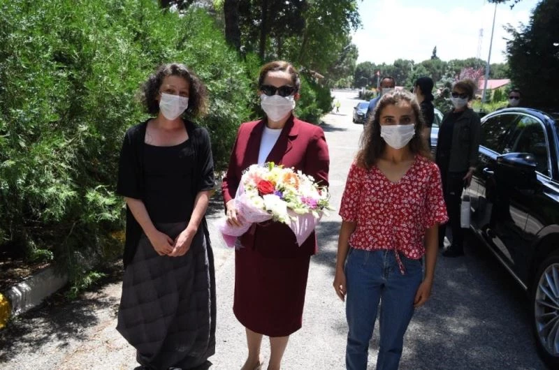 Vali Funda Kocabıyık’tan hayvanseverlere mama desteği
