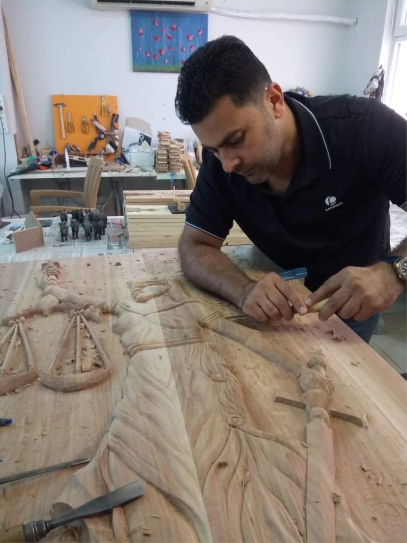 Ahşabı sanata dönüştürüyor
