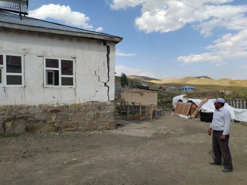 Depremzedeler hasar gören evlerini boşaltıyor
