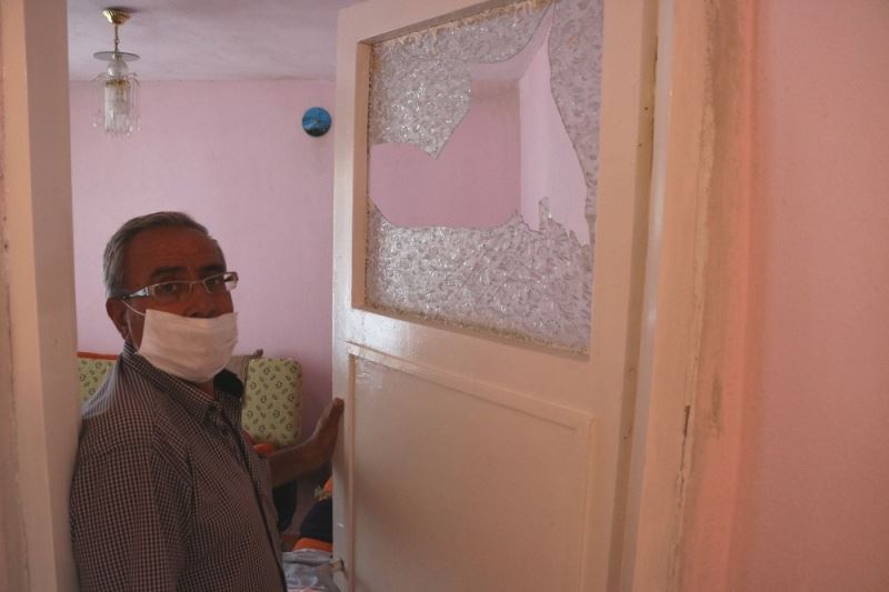 2017’deki depremde kırılan camını ‘hatıra’ diye tamir ettirmiyor
