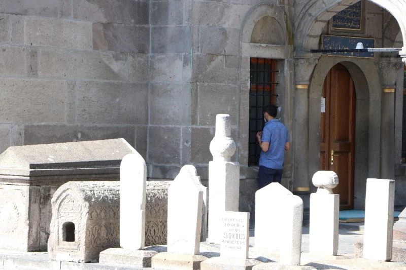 Türbelerde ’YKS’ yoğunluğu
