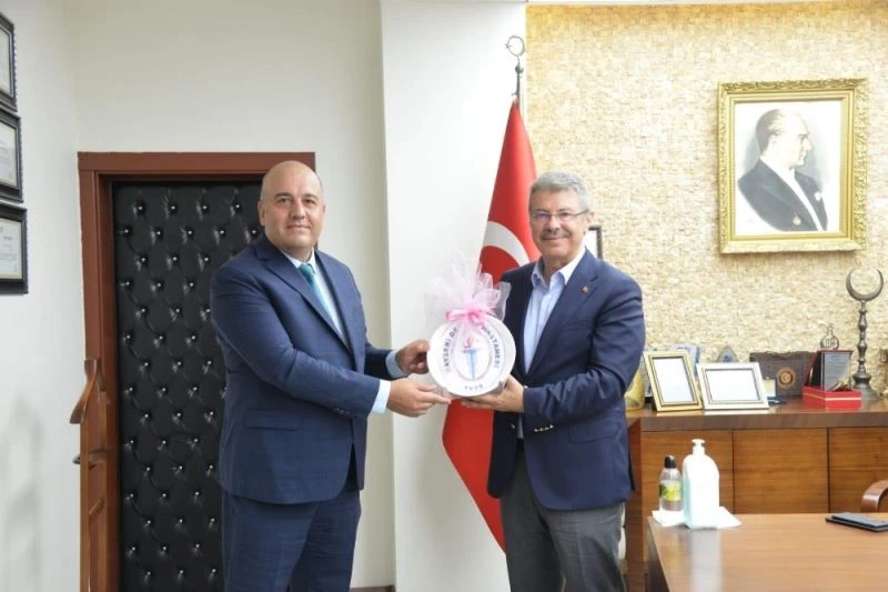 Başhekim Altıntop’tan, Başkan Akay’a şilt takdim etti
