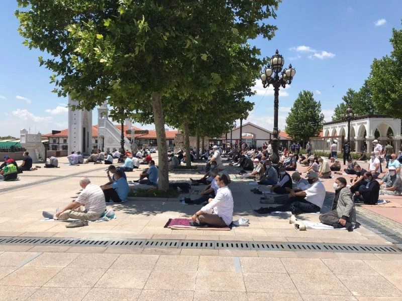 YKS’ye girecekler cami ve türbelerde yoğunluk oluşturdu
