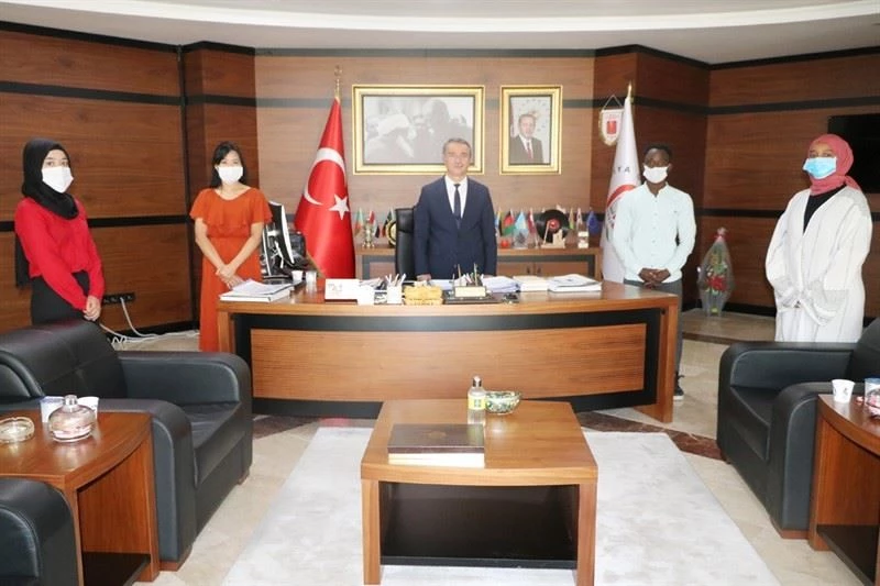 Yabancı uyruklu öğrencilerden Rektör Elmacı’ya teşekkür
