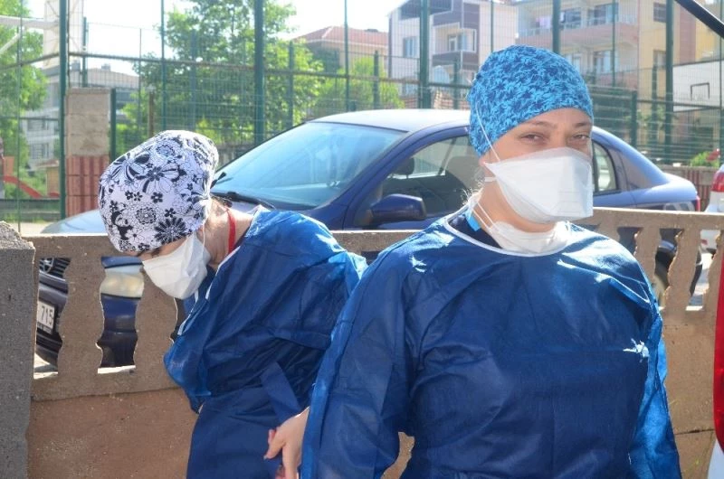 Sağlık çalışanları antikor testi için kapı kapı geziyorlar
