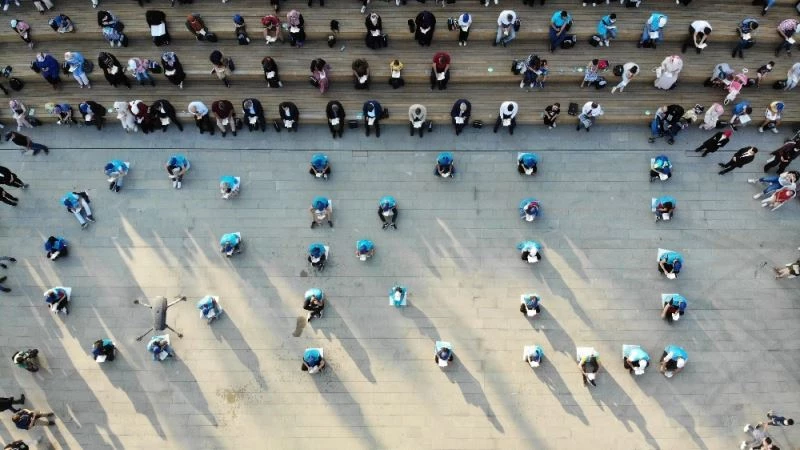 Gençlerin ‘oku’ kareografisi oluşturarak kitap okuması havadan görüntülendi
