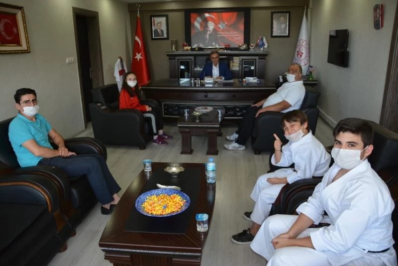 Karatedeki hünerlerini online sergilediler
