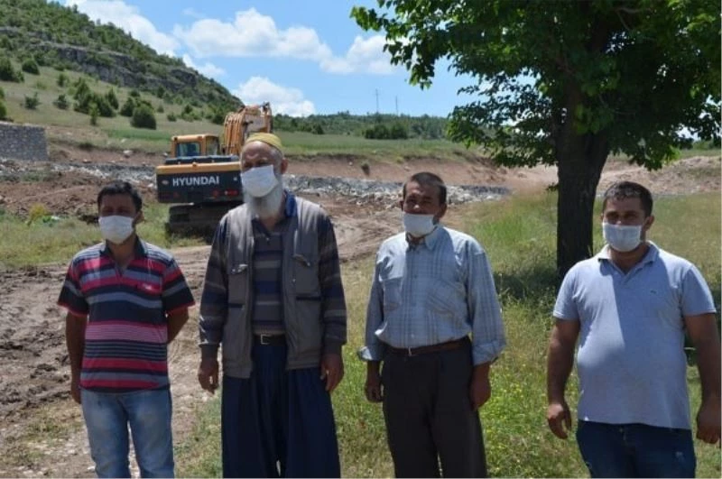 İstinat duvarı örülen yolda tarlalarına gitmek için çare arıyorlar
