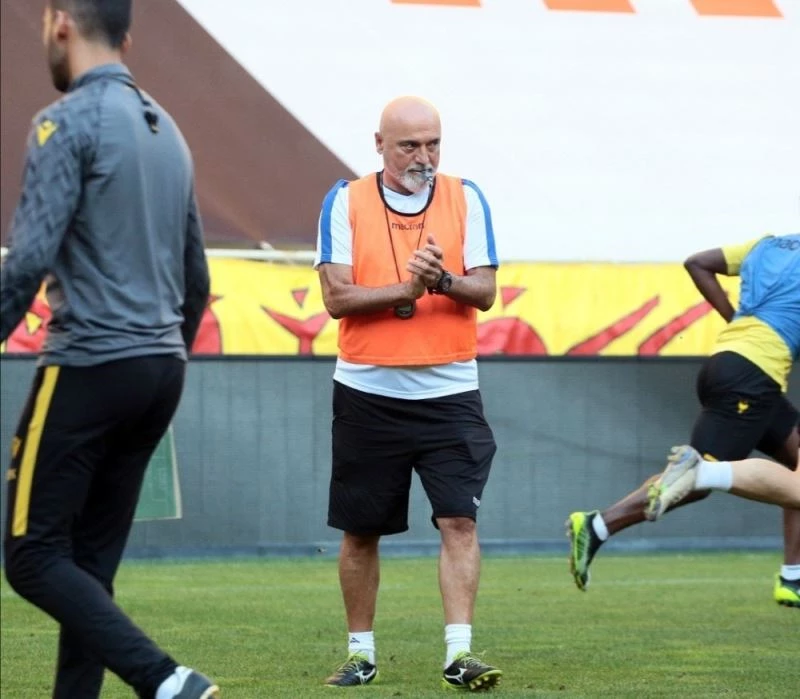 Hikmet Karaman’dan futbolcularına rekabet uyarısı
