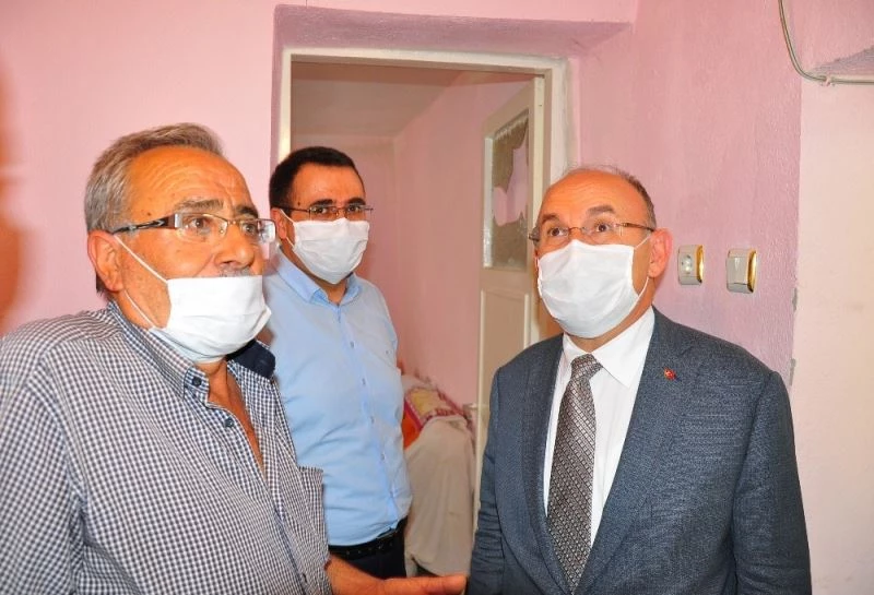 Manisa Valisi Karadeniz depremin merkez üssünde incelemelerde bulundu
