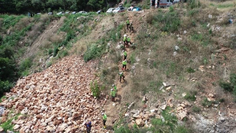 Arama ekipleri sarp kayalardan oluşan dere yatağında genç kızı böyle arıyor
