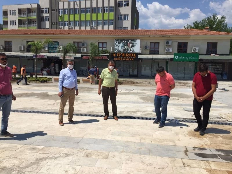 Başkan Topaloğlu esnaf ve vatandaşın problemlerini dinledi
