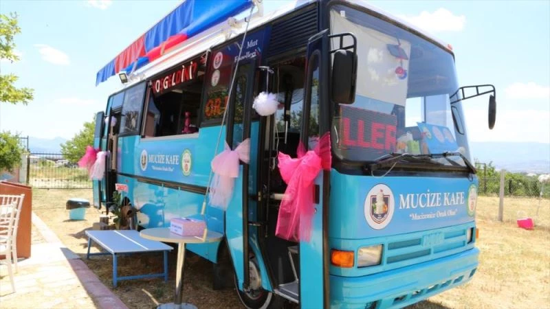 Hurda otobüs engelliler için kafeteryaya dönüştürüldü