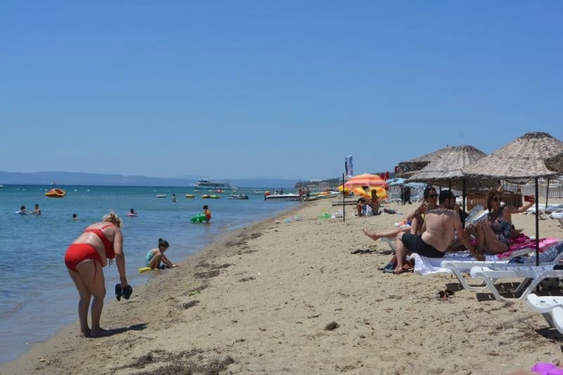 Öğrenciler YKS için ter dökerken yabancı tursitler güneşin ve denizin tadını çıkardı
