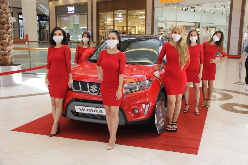 Her 100 liralık alışverişe verilen kuponlarla çekilişe katıldı, araba sahibi oldu
