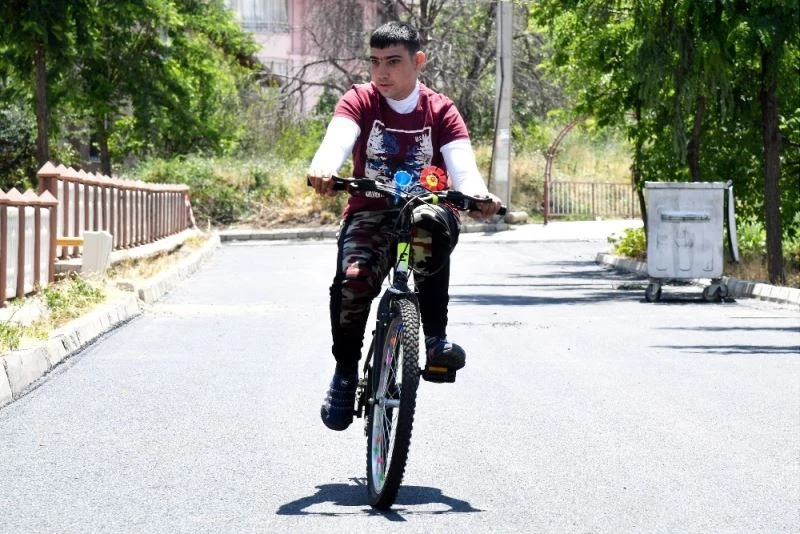 Engelli Mehmet için yolu asfaltlayıp engelleri kaldırdılar
