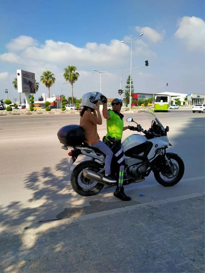 Adana’da trafik polisi, öğrenciye kendi kaskını takıp sınava yetiştirdi
