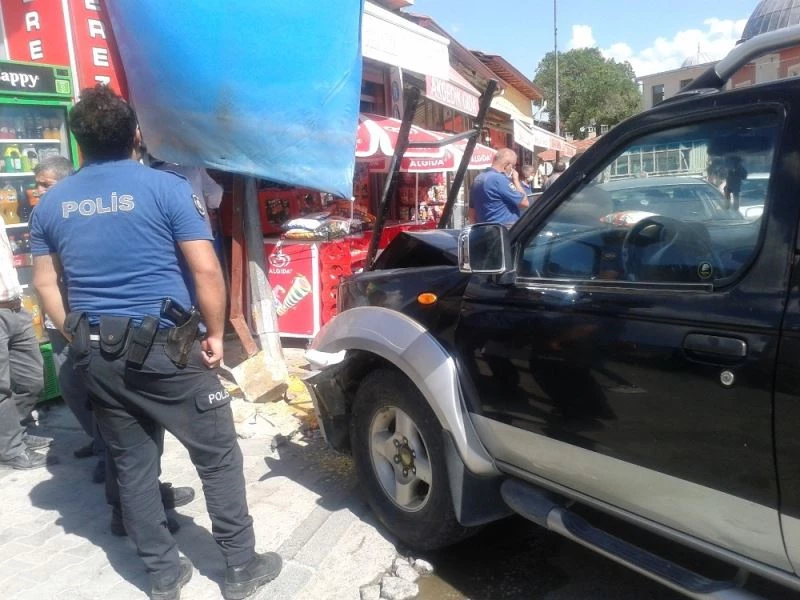 Malatya’da freni boşalan kamyonet bakkala daldı
