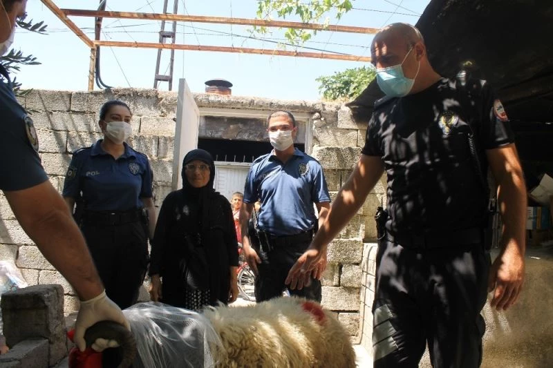 Reyhanlı polisi, Rahme Teyze’yi sevinçten ağlattı
