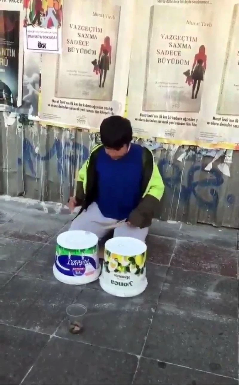 (Özel) Sokakta yoğurt kovalarıyla ünlü bateristlere taş çıkarttı
