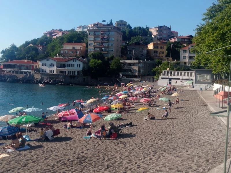 Plajın açılması beklemeden akın ettiler
