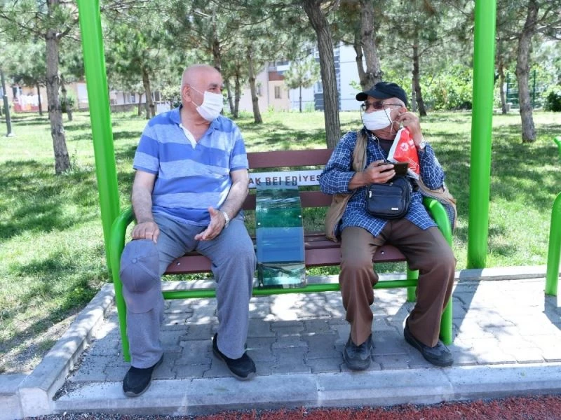 Mamak’ta parklara sosyal mesafe düzeni
