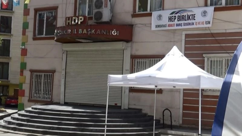 HDP önündeki aileler, YKS kısıtlaması nedeni ile eylemlerine 2 gün ara verdi
