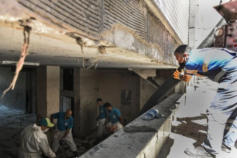 Esenyurt’ta bodrum katlarındaki çamur ve balçık temizlendi
