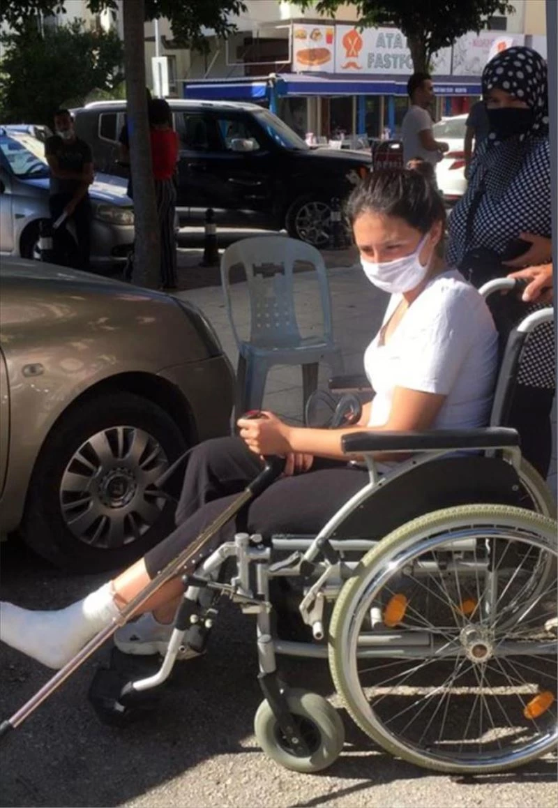 Sınava koltuk değnekleri ile gelen öğrenci için tekerlekli sandalye temin edildi