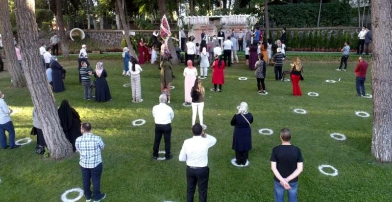 Pandemi sürecinde kır nikahı konsepti
