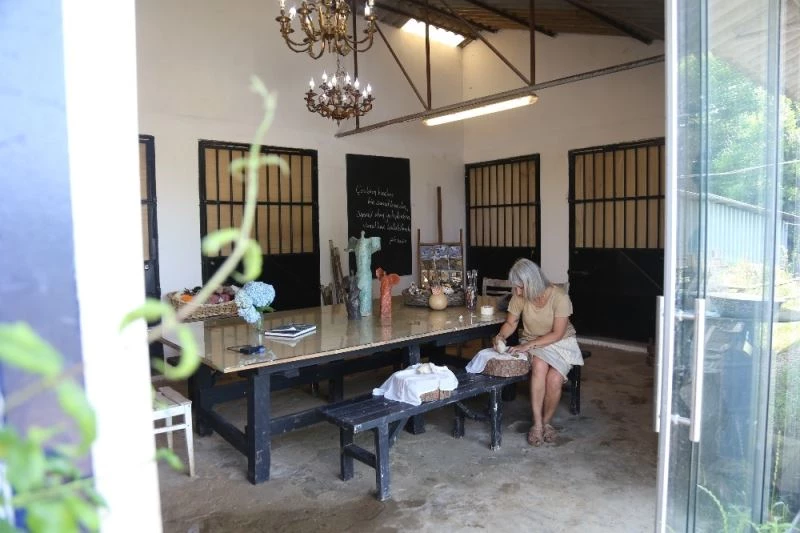 Ahırı sanat atölyesine dönüştürdü
