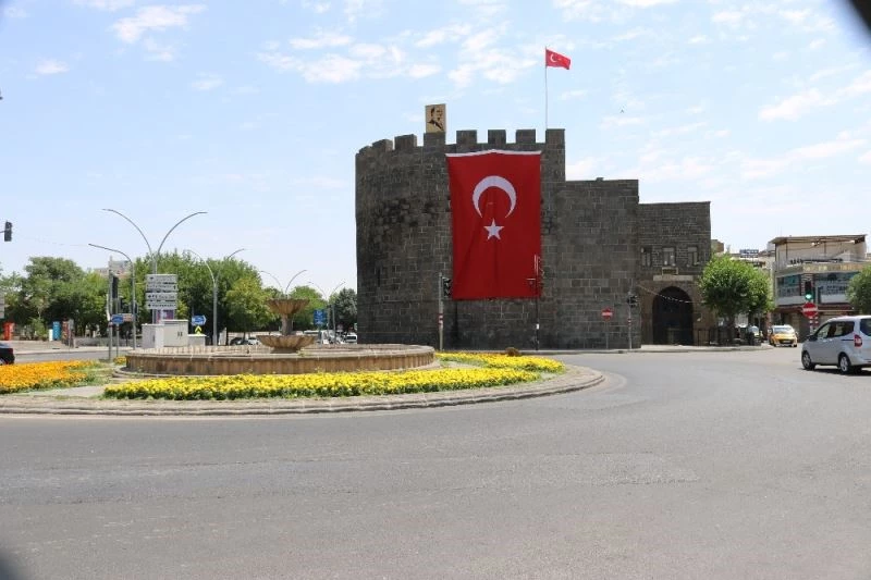 Diyarbakır’da üniversite sınavları için uygulanan sokağa çıkma kısıtlamasıyla yollar boş kaldı
