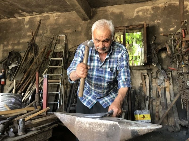Çırak bulamayan demirci, siparişleri tek başına yetiştirmeye çalışıyor
