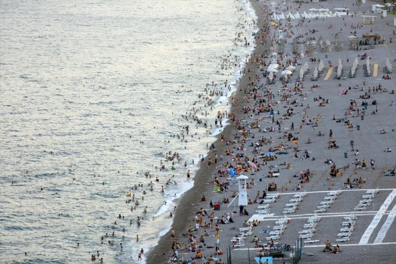 YKS kısıtlamasının sona ermesiyle dünyaca ünlü Konyaaltı sahilinde yoğunluk yaşandı