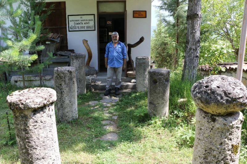 (Özel) Çevreden topladığı tarihi kalıntılarla köyde müze açtı
