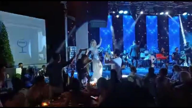 Seda Sayan sahneye çıktı, sosyal mesafe hiçe sayıldı
